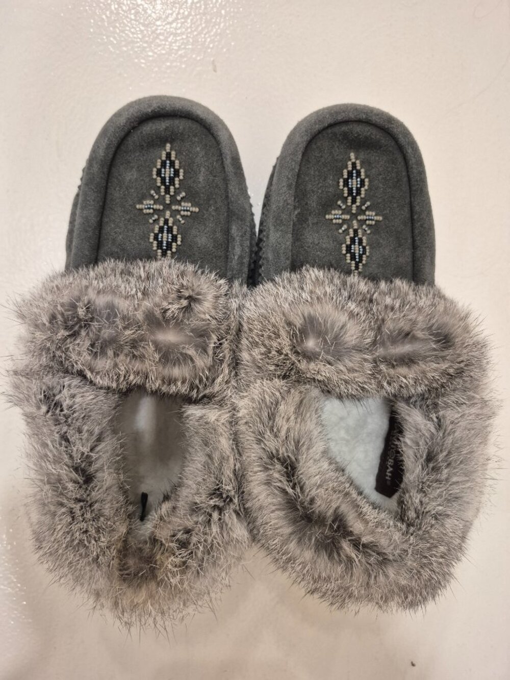 Manitobah MukLuks Women's Slippers with Faux Fur Size 7